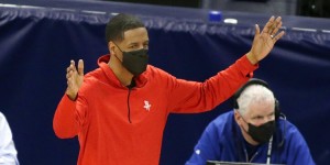 【大发体育】队记：塞拉斯触发健康与安全协议，缺席火箭队周二的训练