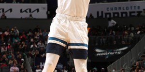 【大发体育】今天带了瞄准镜！爱德华兹首节命中5记三分 单节砍下16分