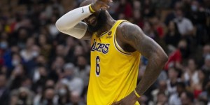 【大发体育】不在状态！詹姆斯半场7投0中 仅靠罚球得到4分