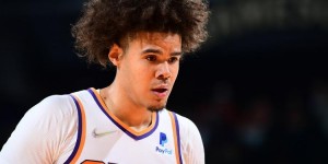 【大发体育】布克谈卡梅隆-约翰逊伤情：这真的很不容易 我们与他同在