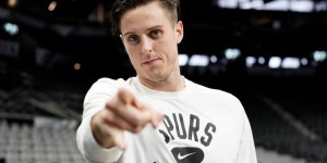 【大发体育】科林斯谈肘击威少：并不想那样做 我被晃飞了 不想给他2+1机会