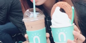 【大发扑克】世大運中華台北隊「正妹舉牌員」清新氣質擄獲全場的心！網友跪求傳送門…，大发助力你的致富之路！