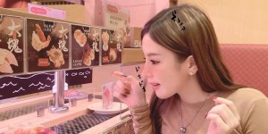 【大发扑克】迴轉壽司店驚見「爆乳正妹」！超渾圓「雙份白糰子」擺桌上！