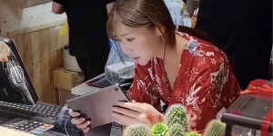 【大发扑克】日式餐飲正妹老闆娘「糖糖」，爆乳和風浴衣站櫃檯收銀！，大发助力你的致富之路！