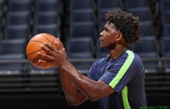 【大发扑克】爱德华兹：我是球队的活力来源 我的身体里充满了能量