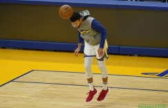 【大发扑克】打铁后遗症？库里半场14中4怒打10铁 三分7投中2