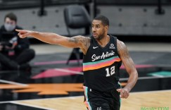 【大发扑克】马刺随队记者：阿德将在今日对阵雷霆的比赛中复出