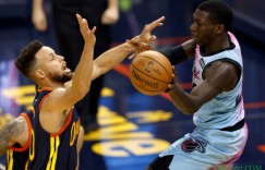 【大发扑克】手感冰凉！库里上半场11投3中 其中三分9中1仅得7分