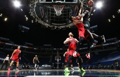 【大发扑克】汤爹：爱德华兹昨天的扣篮是历史最佳之一 他应该被指控人身攻击