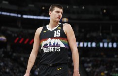 【大发扑克】马龙：约基奇一直把球队扛在肩上前行 队友需为其分担压力