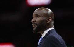 【大发扑克】名记：老鹰解雇主帅劳埃德-皮尔斯 麦克米兰有望成为代理主帅