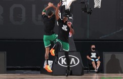 【大发扑克】塔图姆打趣：没对布朗犯规 家乡作战才有哨