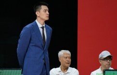 【大发扑克】杨鸣：25次助攻和全场50%以上的命中率十分少见 开了个好头