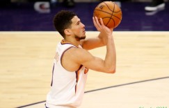 【大发扑克】前老鹰主帅：布克能在任何时候得分 湖人在护筐方面很挣扎