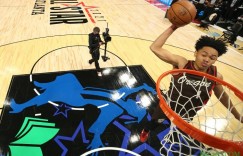 【大发扑克】西蒙斯：训练中没亲过篮筐 这个动作是利拉德的建议