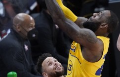 【大发扑克】?库里观看詹姆斯撒镁粉后语音：第一次这么近看 还有点小酷！