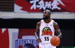 【大发扑克】篮筐打歪了！琼斯半场12中1仅得5分