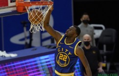 【大发扑克】给库里祝寿！维金斯怒摔保温杯16中12砍下28分