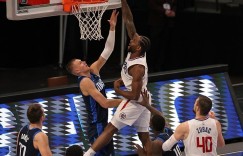 【大发扑克】小卡20中9贡献22分8板7助4断 最后时刻关键2+1锁定胜局