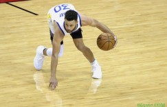 【大发扑克】状态还不戳！库里回归首节砍下13分3篮板3助攻