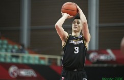 【大发扑克】本赛季郭艾伦缺阵时 赵继伟场均15分3.5板9.5助2.2断