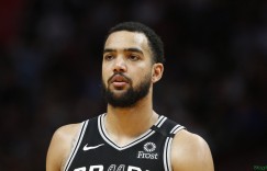 【大发扑克】没走成啊！Shams凌晨爆料莱尔斯被交易至独行侠 随后删推