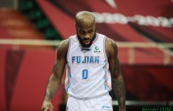 【大发扑克】拦不住！福建外援高登半场15投11中砍下32分4板6助！