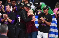 【大发扑克】珍妮-巴斯：除魔术师与科比传记片外 还将发布九集湖人纪录片