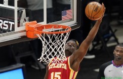 【大发扑克】只有一个皇！卡佩拉怒砍28分17板5帽助老鹰拔刺