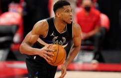 【大发扑克】字母哥出战不到24分钟得到24分14板7助2断1帽 1990年来NBA首人