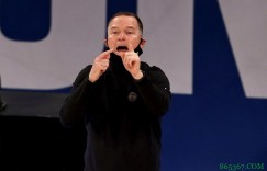 【大发扑克】马龙教练：老实说这场比赛就像是一场季后赛