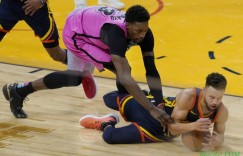 【大发扑克】库里生涯第13次30+10板 11板平个人赛季最高