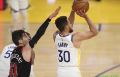 【大发扑克】反常规！ 防守人贴库里越近 三分越准 紧逼下高达53.3%