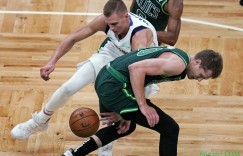 【大发扑克】铂金谈末节仅获2分钟出场：理解这决定 我也不想全场追着斯玛特跑