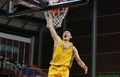 【大发扑克】胡金秋21投12中空砍29分18板 篮板创个人赛季新高