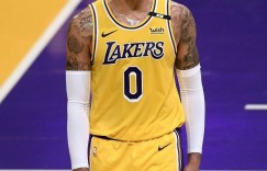 【大发扑克】浓眉下场是否复出？库兹马打趣：他TM最好赶紧的