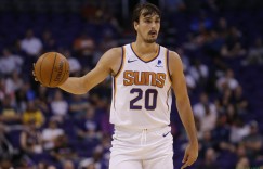 【大发扑克】萨里奇336场比赛命中500记三分&至少2000篮板 史上第三快