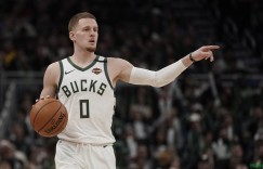 【大发扑克】迪文岑佐伤愈复出 雄鹿全员出战对阵太阳