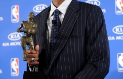 【大发扑克】13年前今天：科比获得生涯唯一一座常规赛MVP奖杯