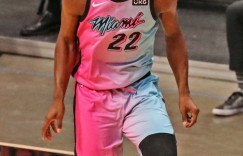 【大发扑克】就是硬！巴特勒15投7中拿到25分8篮板6助攻5抢断