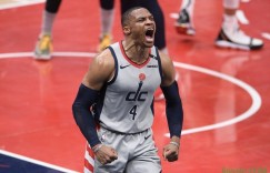 【大发扑克】威少连续两场至少15板+15助 NBA历史首人