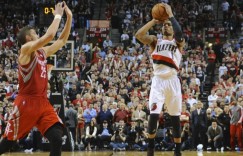 【大发扑克】7年前的今天：利拉德0.9秒压哨三分绝杀 送火箭首轮出局