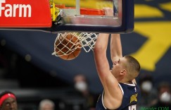 【大发扑克】小波特：NBA里没有一个大个子能单防约基奇 所以我们就让他这样打