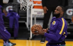 【大发扑克】名记：詹姆斯拜访了医学专家 可能要等到球队训练后再复出