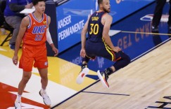 【大发扑克】准时上班！库里第三节10投6中砍下17分