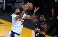 【大发扑克】戴维斯连续两场至少35分10板5助 比肩贝勒&队史近53年来首人