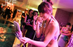 【大发扑克】JKF空中VIP泳池派對 // 四腳朝天俏女神！對的角度帶你上天堂，大发助力你的致富之路！