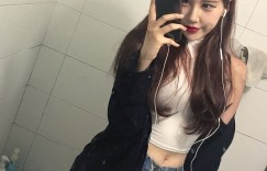 【大发扑克】隱乳正妹低胸背心「美乳」若隱若現，飽滿「小饅頭」看起來格外可口！