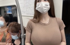 【大发扑克】巨乳正妹「帶長輩搭捷運」找不到位子　網友：我可以幫忙扶著