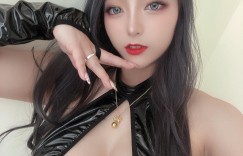 【大发扑克】甜美妖精「薇幸」換上性感皮衣　中路大開露出渾圓線條